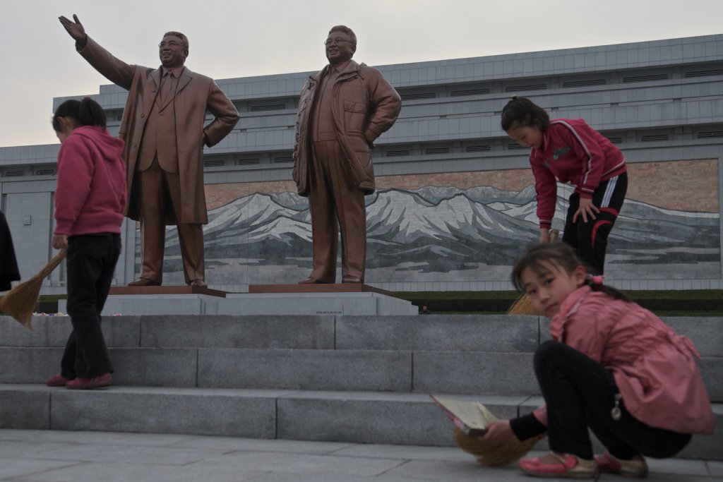 Les statues de Kim Il-sung et Kim Jong-il sur la place Mansudae Hill.