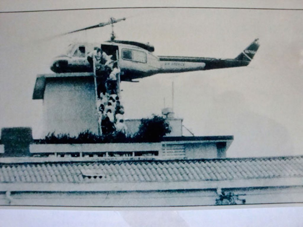Des Sud-Vietnamiens se pressent sur le toit de l'ambassade américaine pour fuir en hélicoptère. 