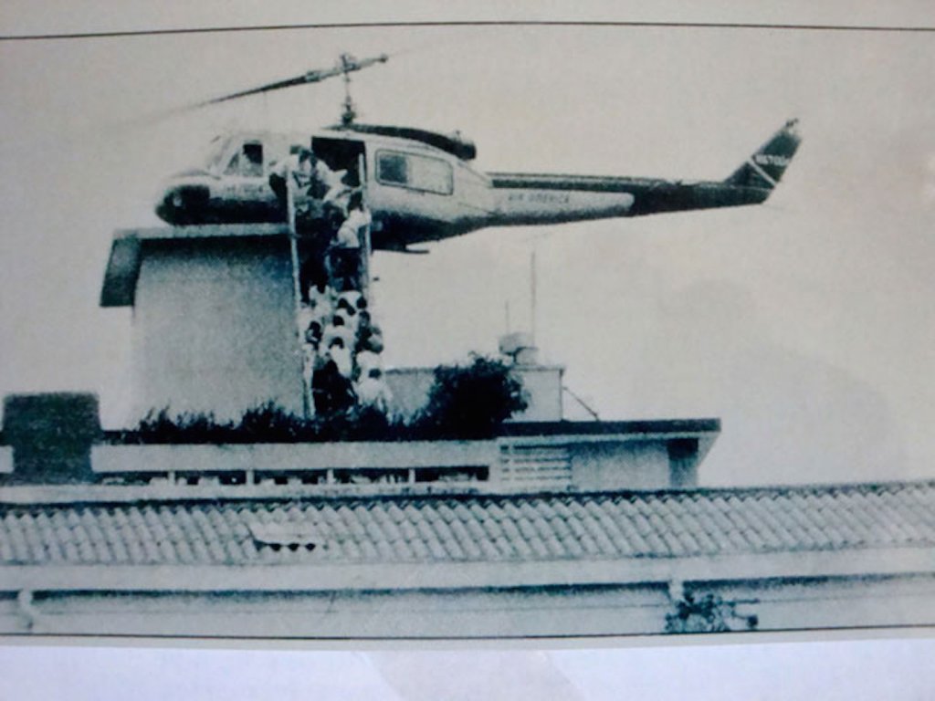 Des Sud-Vietnamiens se pressent sur le toit de l'ambassade américaine pour fuir en hélicoptère.