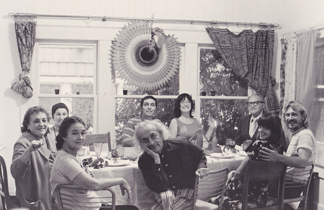 © Laurie Pepper (se trouvent sur cette photo, au premier plan, les parents des sœurs Babitz, Sol et Mae ; à côté d'Eve Babitz, le célèbre jazzman Art Pepper – marié à la cousine des sœurs Babitz – et à sa droite, le musicien Harry Lubin)