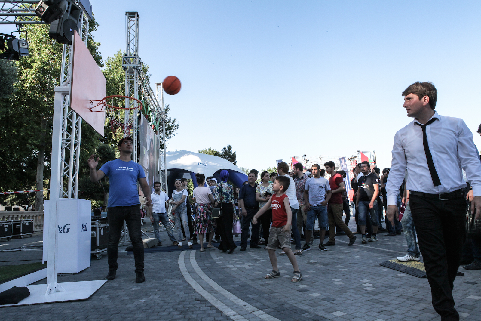Le soir venu, les familles convergent vers le Park Bulvar afin de profiter des animations sportives liées aux Jeux européens.