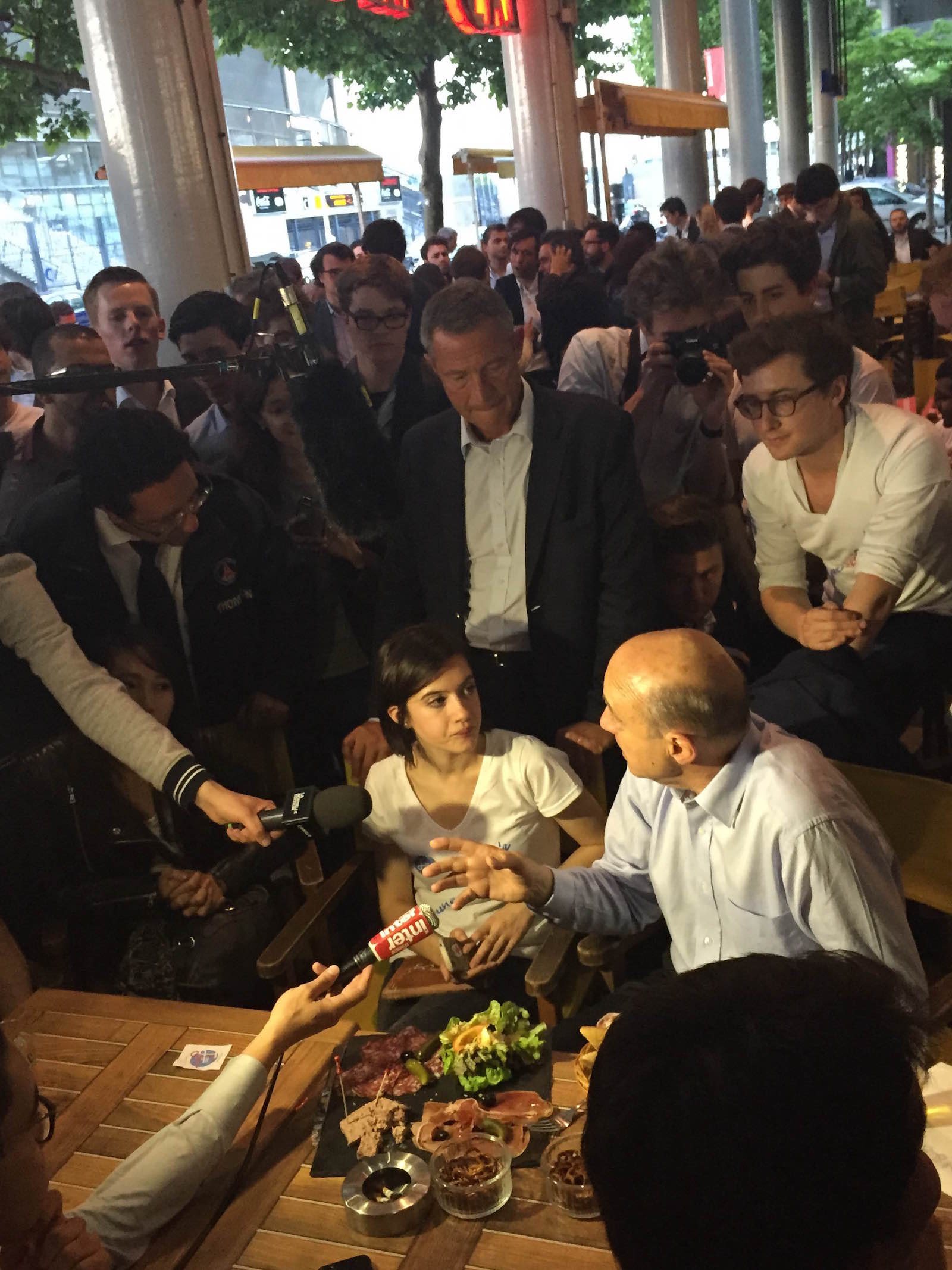 Il y a des jours où les hommes politiques aiment se faire cuisiner par des journalistes.