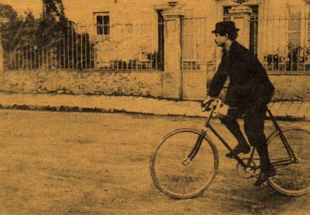 Alfred Jarry en bicyclette. 