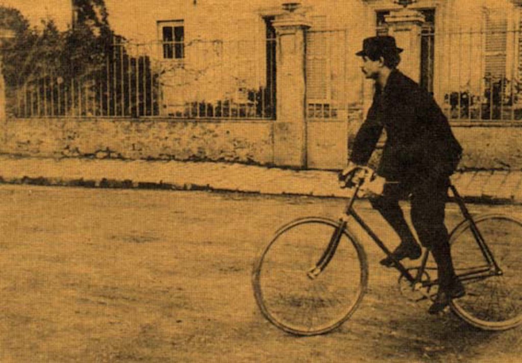 Alfred Jarry en bicyclette.