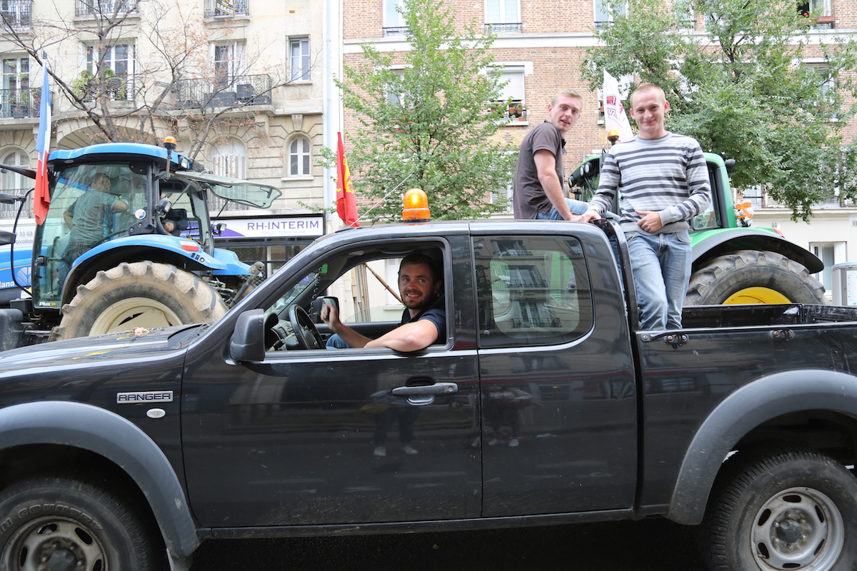 Damien et Luc posey sur leur Monster Truck.
