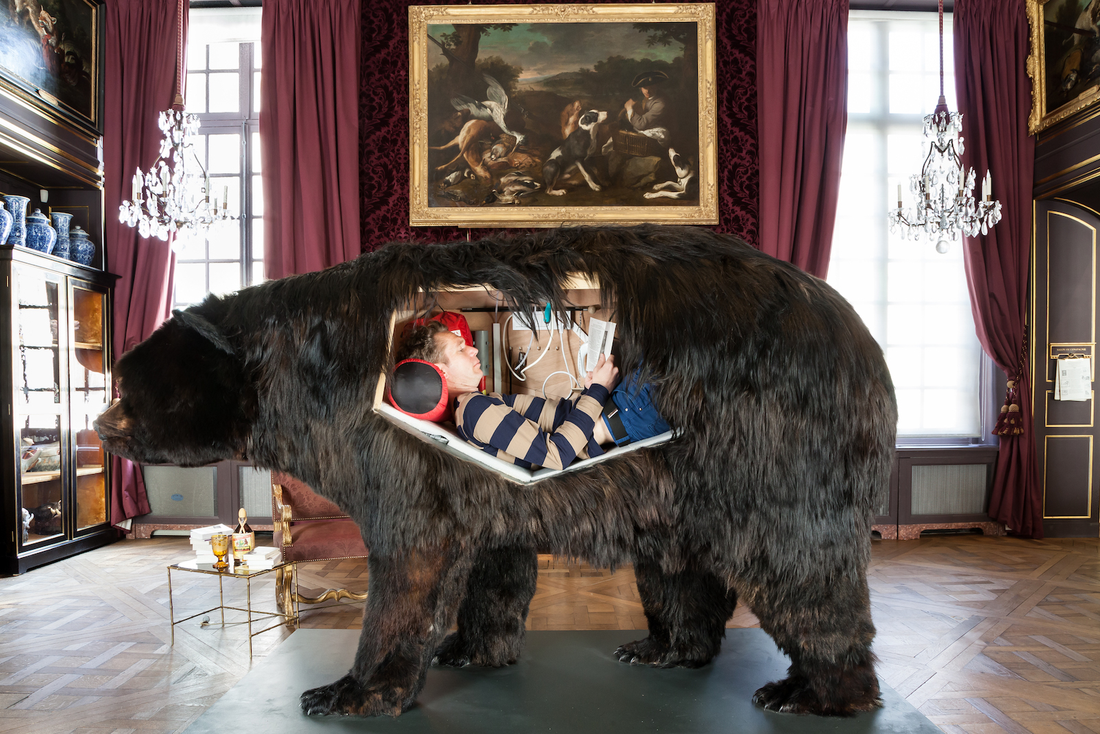 Abraham Poincheval Ours, 2014 160 x 220 x 110 cm Matériaux mixtes © Musée de la chasse et de la nature. Photo : S. Lloyd. Courtesy Semiose galerie, Paris.