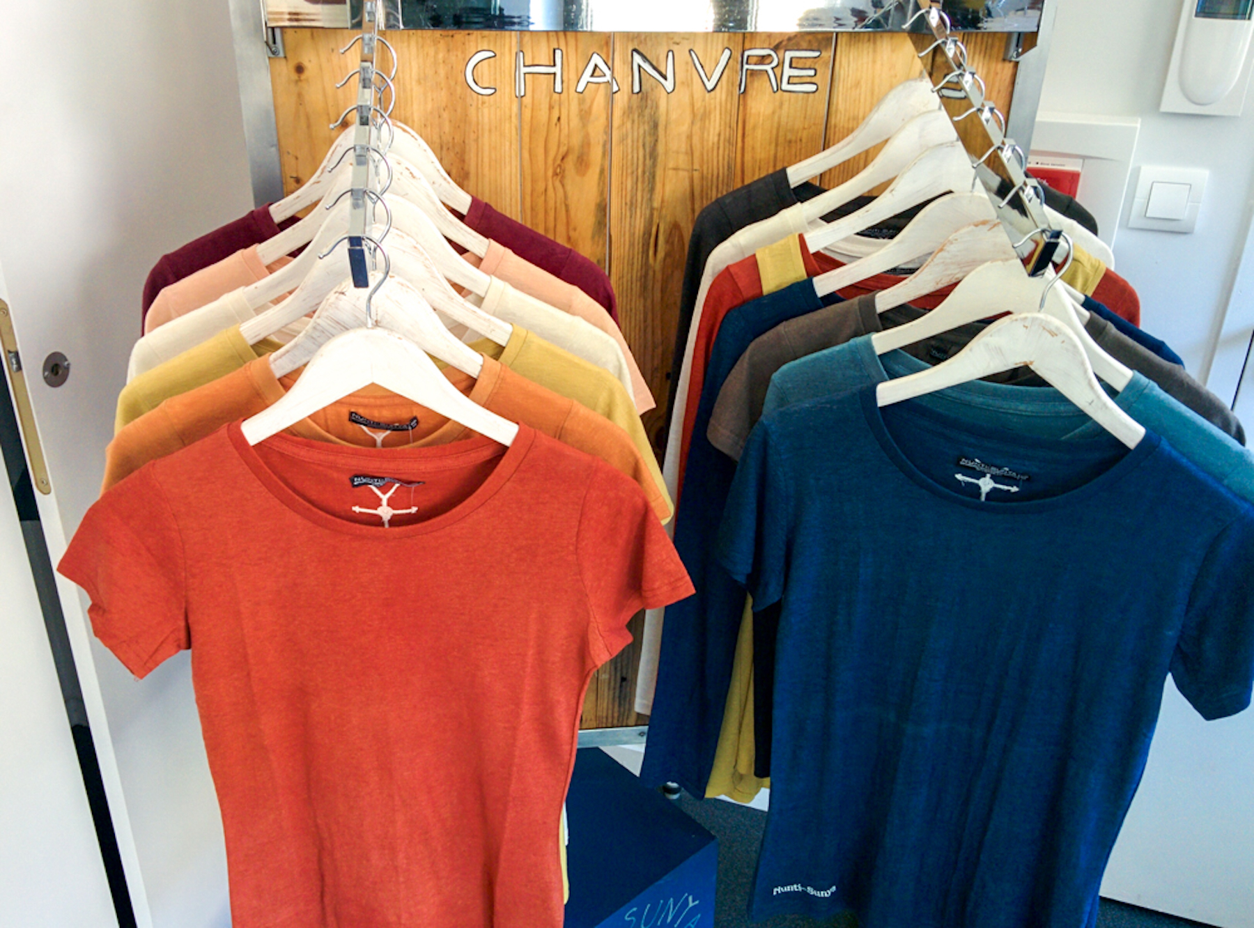 Des t-shirts fabriqués à partir de fibres de chanvre, produits par l'entreprise Nunty Sunya.