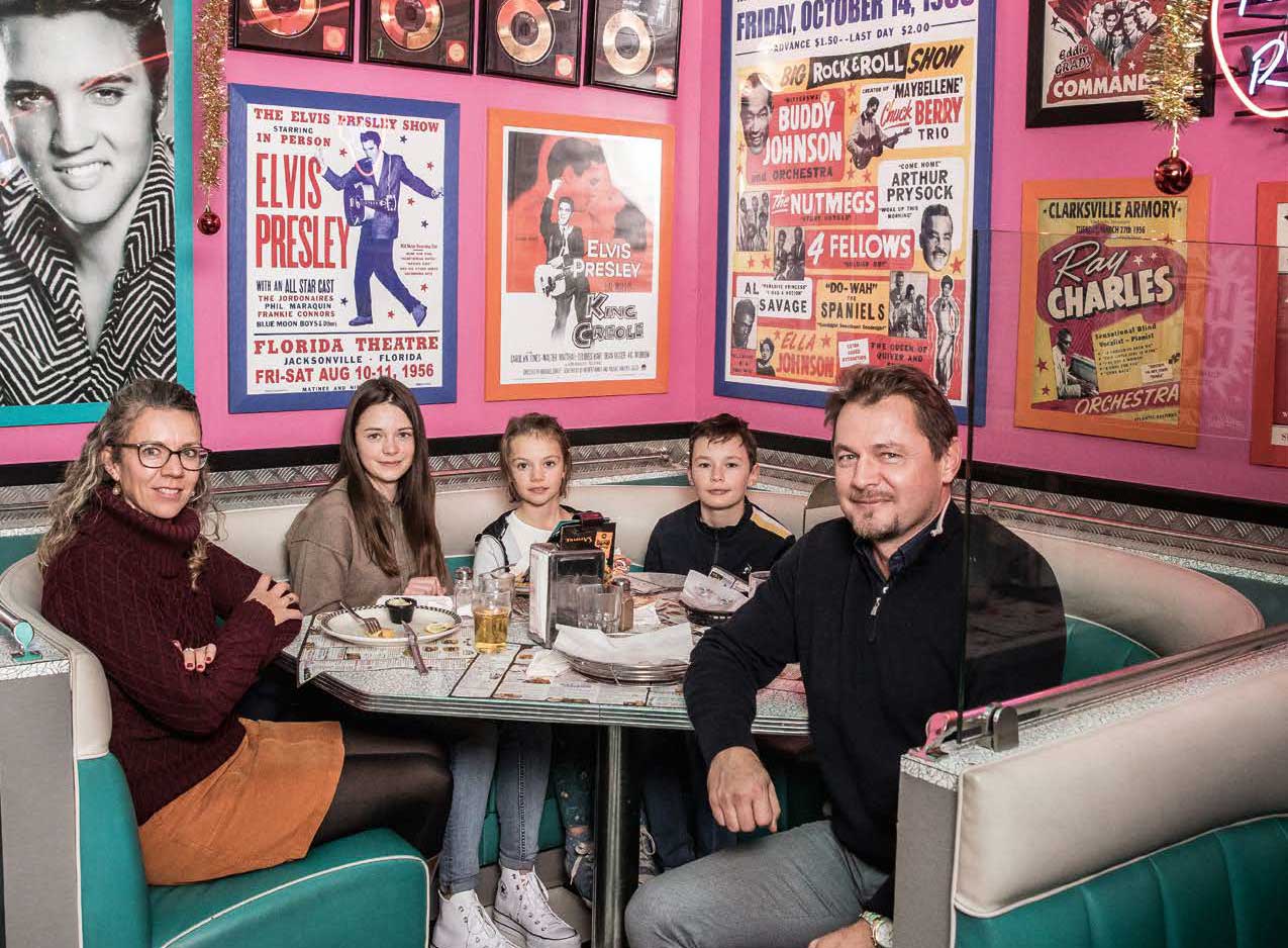 Devine Qui Vient Diner Ce Soir Theatre Devine qui vient diner ce soir? – Society Magazine