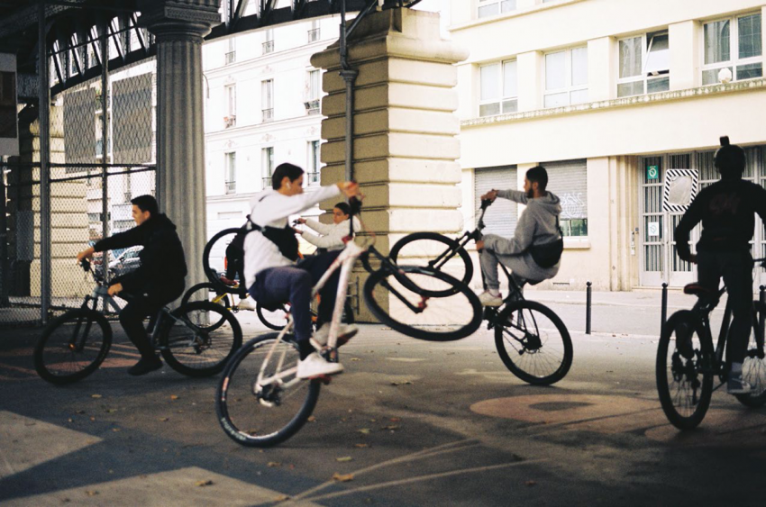 une caméra filme un ange qui sauve une bicyclette